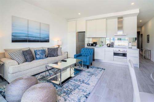 Upper LandCayman Luxury Rentals at The Grove的带沙发的客厅和厨房