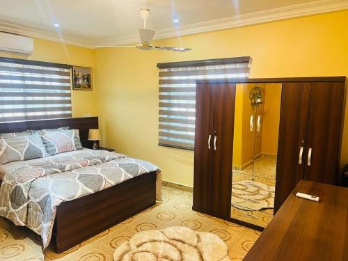 AshalebotweAJ Homes的一间带大床的卧室和更衣室