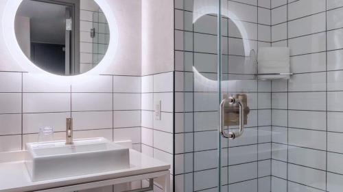 纽约Roomza Times Square at Pestana CR7的白色的浴室设有水槽和镜子