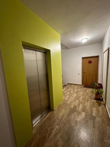 罗韦雷托RESIDENCE BIANCOVERDE的一间空房间,有绿色的墙壁和门