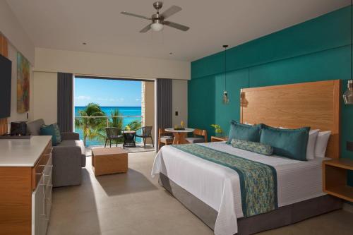 科苏梅尔Dreams Cozumel Cape Resort & Spa的酒店客房设有一张床,享有海景。