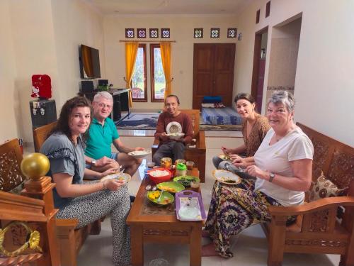 Mangun维尔丹民宿的一群坐在桌子旁吃食物的人