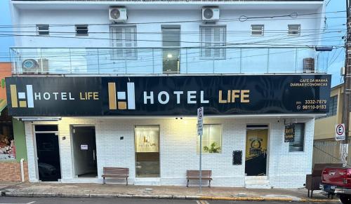 伊茹伊HOTEL LIFE IJUI的建筑一侧的酒店生活标志