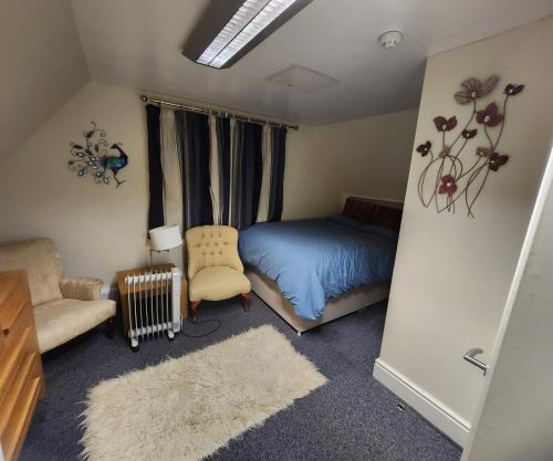 索利赫尔Flat in Solihull town centre, 2 Big rooms的一间卧室配有一张床和一把椅子