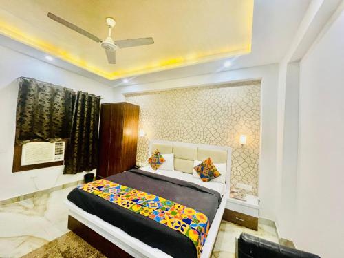 阿格拉Hotel Taj Star by Urban stay的一间卧室设有一张床和一个窗口