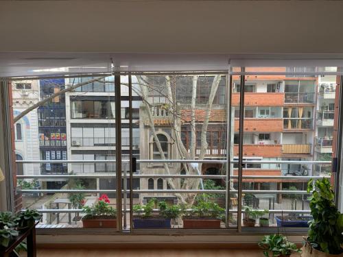 蒙得维的亚Apartamento en Pocitos的享有城市美景的大窗户