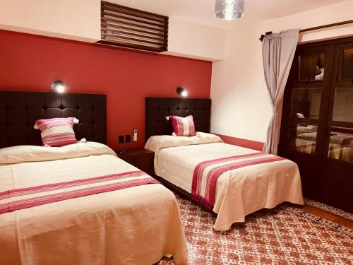 瓦哈卡市Lidia Anturios的红色墙壁客房的两张床