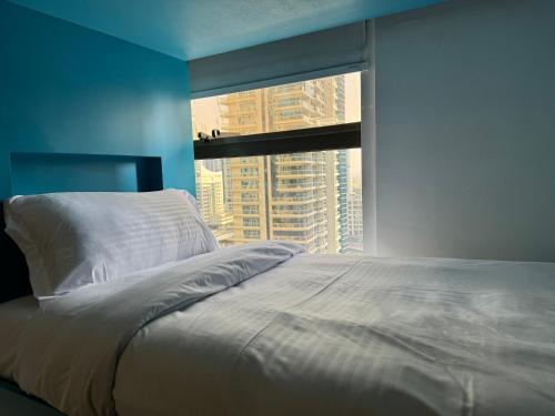 迪拜Living Room JBR的一间卧室设有一张床和一个大窗户