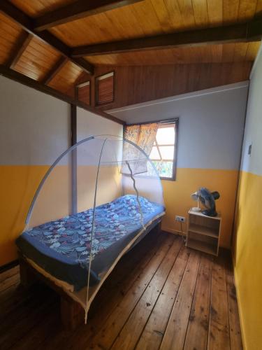 莫雷阿Painapaopao Backpacker的一间卧室配有一张带金属床架的床