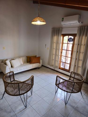 瓜伊马延La Primi的客厅配有两把椅子和一张沙发