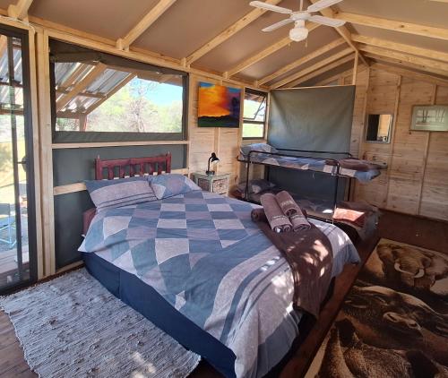 KlipdriftThorn Tree Bush Camp的小屋内一间卧室,配有一张大床