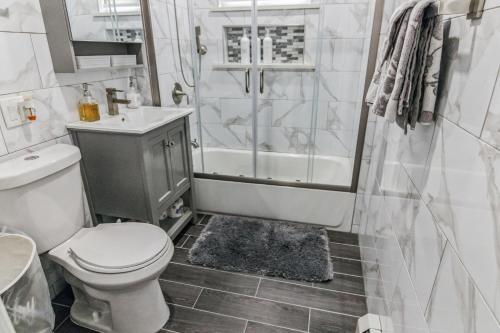布鲁克林Hugh's and Nora's Place to stay的白色的浴室设有卫生间和淋浴。