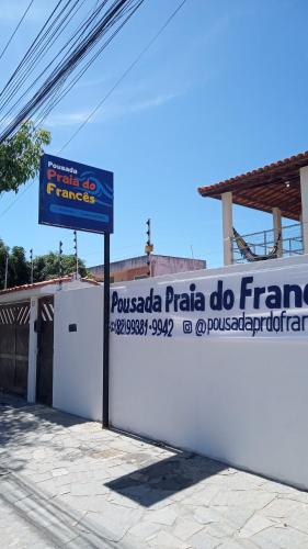 普拉亚弗朗西丝Pousada Praia do Francês的果仁花的标志