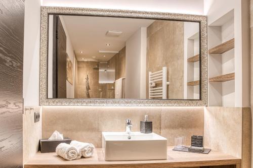 湖城Exklusiv und elegantes Apartment in der Residenz Silvretta inkl Silvretta Premium Summer Card的一间带水槽和镜子的浴室