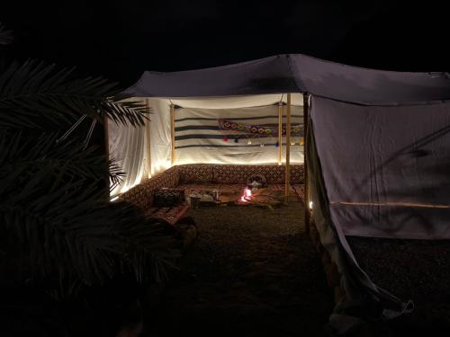 欧拉Mountain house的夜晚帐篷内的一张床位,带火