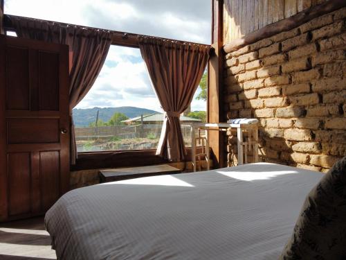 瓜塔维塔Cabaña Isla Dorada的一间卧室设有一张床和一个大窗户