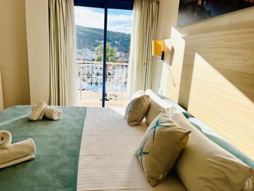 索列尔港米拉马尔酒店的一间卧室设有一张大床和大窗户