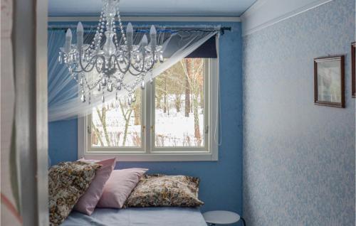 林雪平2 Bedroom Gorgeous Home In Linkping的挂在床上的吊灯,位于带窗户的房间