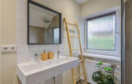 KerkdrielLovely Home In Kerkdriel With Lake View的浴室设有白色水槽和镜子
