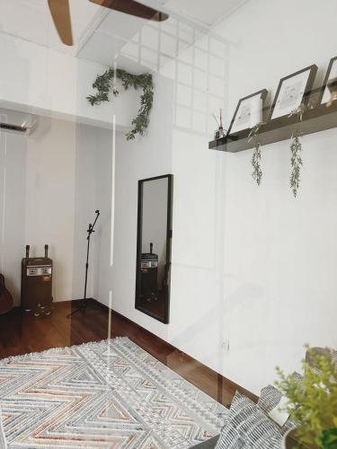莎阿南The Classy RomaAkar的白色的客房设有镜子和地毯