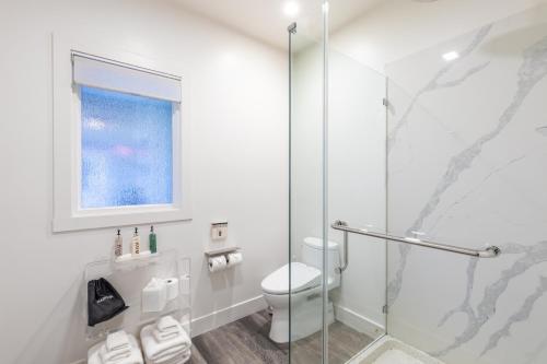 纳帕R Inn Napa的一间带卫生间和玻璃淋浴间的浴室