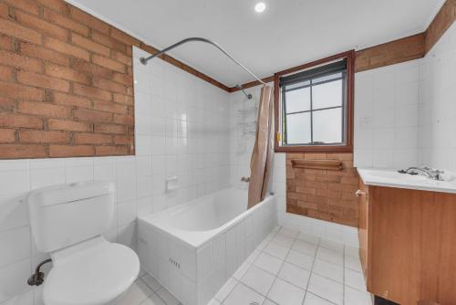 伊登伊登海滩休闲度假酒店的浴室配有卫生间、浴缸和水槽。