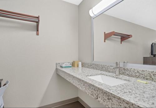 桥景镇Bridgeview Inn Chicago Area的一间带水槽和镜子的浴室
