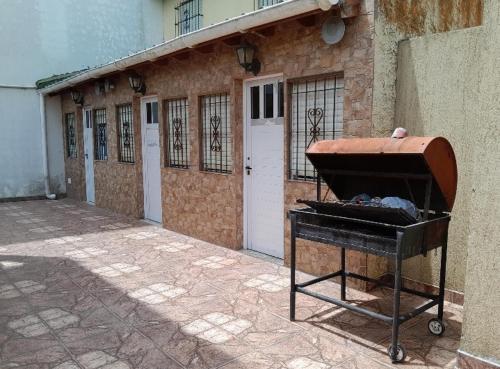 阿肖海Complejo Extremo的坐在大楼前的烤架
