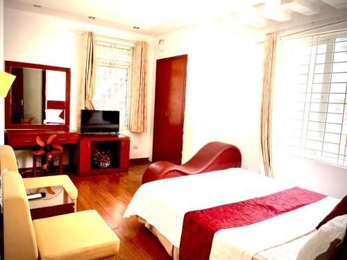 河内Vera Hotel Hà Nội的一间卧室配有一张床、一把椅子和电视