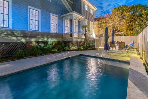 加尔维斯敦Coastal Cottage with Pool - Restoring Galveston的房屋前的游泳池