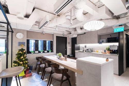 新加坡Jyu Capsule Hotel的厨房配有圣诞树和一张长桌