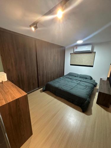 Kampong PendasIskandar Puteri Sunway Grid Residence Deluxe Loft by Ningle Loft的一间卧室配有一张床和吊扇