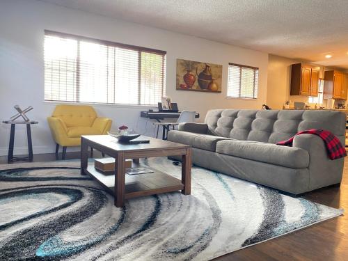 长滩Modern Stay - Private Room的带沙发和咖啡桌的客厅