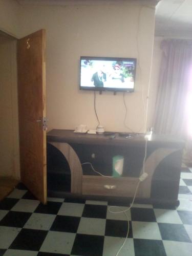 Phuthaditjhabanafi guest house的客厅配有梳妆台顶部的电视