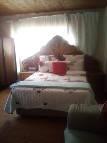 Phuthaditjhabanafi guest house的一张床上的枕头