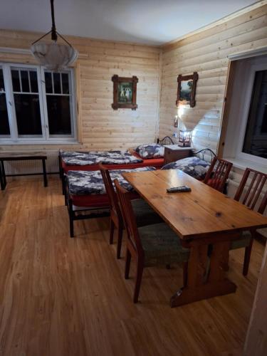 IdzikówMagnoliowy Zakątek的客厅配有木桌和椅子