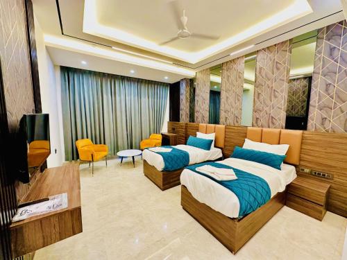 新德里The Armani Hotel At Delhi Airport的酒店客房设有两张床和电视。