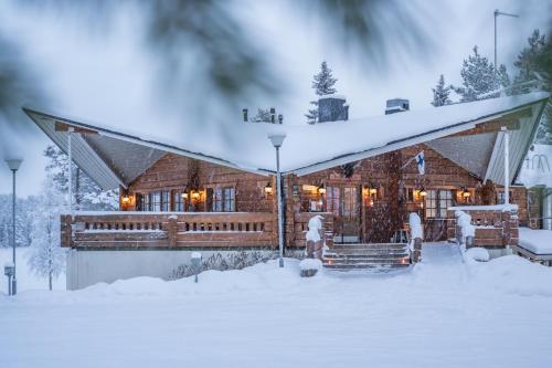 库萨莫Hotel Kuusamon Portti的雪地小木屋