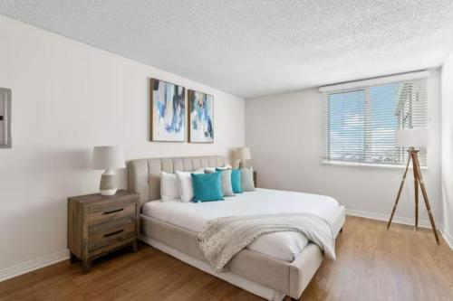 洛杉矶Stunning Ocean View 1BR Venice Beach Marina DelRey的白色卧室配有蓝色枕头的床