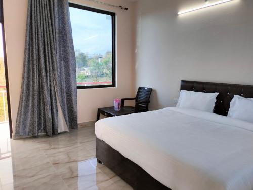 比尔瓦BIR HOTEL的一间卧室设有一张大床和一个窗户。