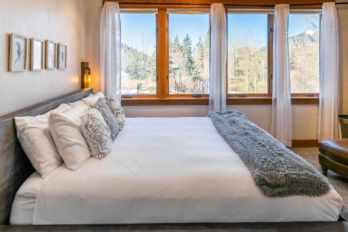 特柳赖德Adams Ranch Retreat by AvantStay Free Shuttle 2 Mountain Village Telluride Ski Resort的一张大床,位于带大窗户的房间里