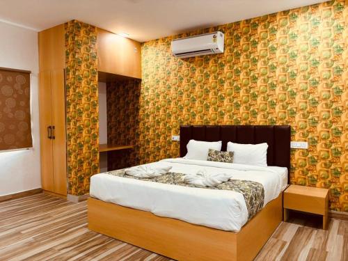 商沙巴Hotel Park Airport Zone Hyderabad的一间卧室,卧室内配有一张大床
