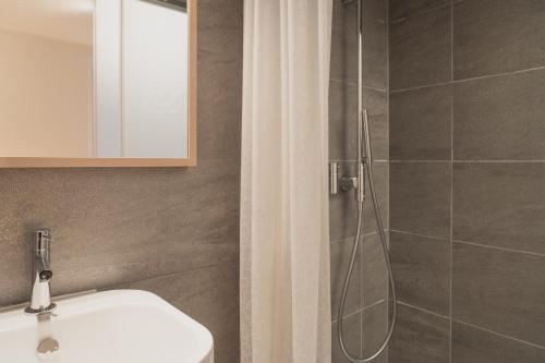 圣贝纳迪诺Lodge Brocco & Posta的带淋浴、卫生间和盥洗盆的浴室