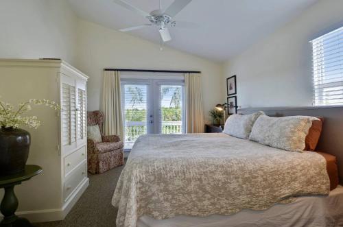 斯托克岛Coral Villa by AvantStay Close 2 DT Key West Shared Pool Month Long Stays Only的一间卧室设有一张床和一个窗口