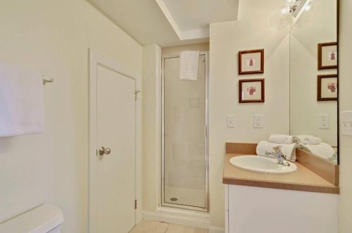 斯托克岛Coral Villa by AvantStay Close 2 DT Key West Shared Pool Month Long Stays Only的白色的浴室设有水槽和淋浴。