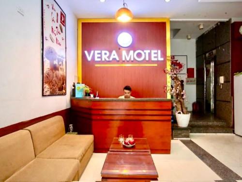 河内Vera Hotel Hà Nội的坐在一个模范餐馆里的人