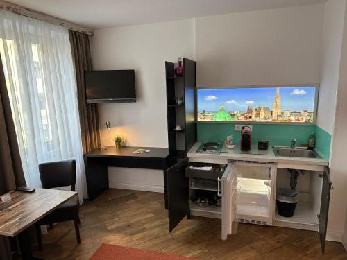 维也纳Versava Apartments的客房设有带水槽的书桌和大窗户