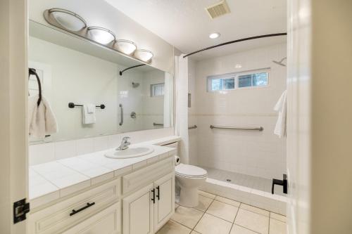 蒂梅丘拉Le Grand Bleu by AvantStay Luxury Hilltop Estate的一间带水槽、卫生间和镜子的浴室