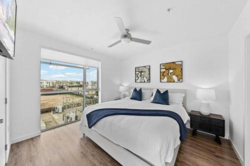 洛杉矶Luxurious SM Penthouse with Panoramic Ocean Views的白色的卧室设有床和大窗户