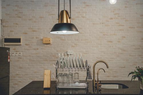 士姑来Modern Luxury Shoplot Style Sutera 3BR 10pax by Our Stay的厨房配有带水槽和灯具的桌子